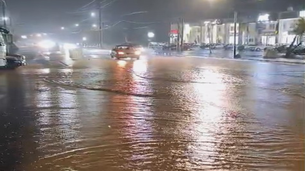 أشغال الكرك تتعامل مع ارتفاع منسوب مياه على جسر الثنية والمرج 