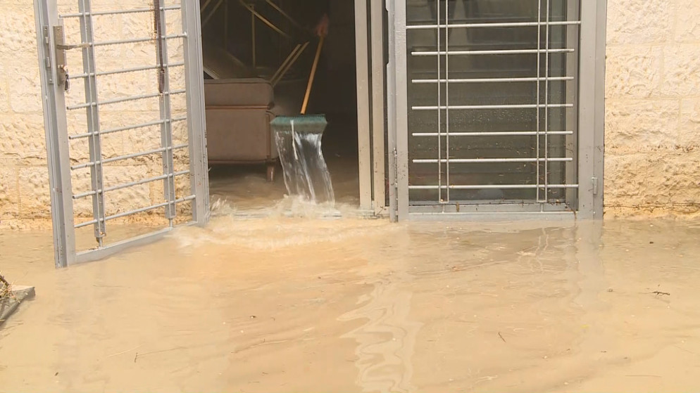 مياه الأمطار تداهم منزل في العاصمة عمان بضاحية النخيل.13/1/2025.(المملكة)