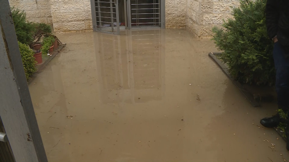 مياه الأمطار تداهم منزل في العاصمة عمان بضاحية النخيل.13/1/2025.(المملكة)