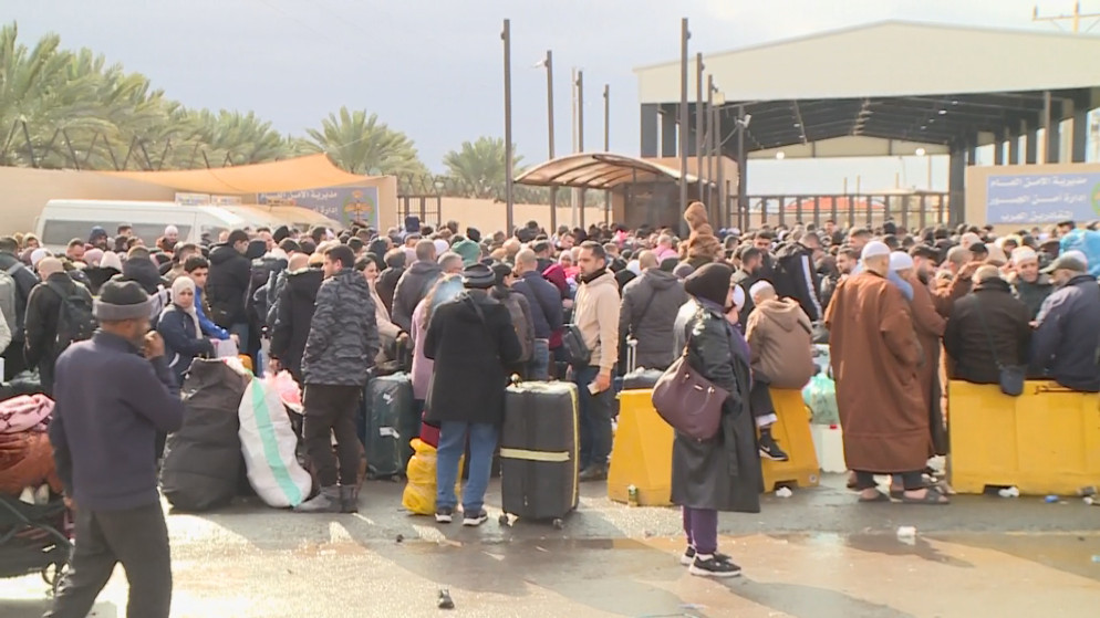 مسافرون أمام بوابة جسر الملك حسين.14/1/2025.(المملكة)