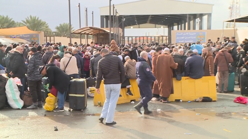 مسافرون أمام بوابة جسر الملك حسين.14/1/2025.(المملكة)