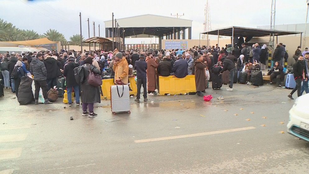مسافرون أمام بوابة جسر الملك حسين.14/1/2025.(المملكة)