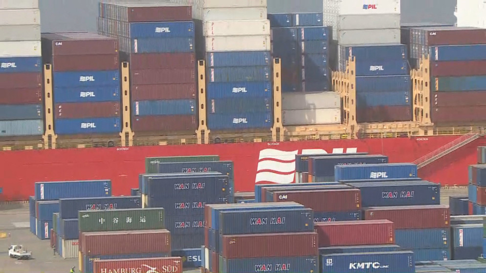 استقبال أول باخرة تعمل بالغاز الطبيعي المسال في مسعى لتخفيض الانبعاثات الكربونية.(المملكة)