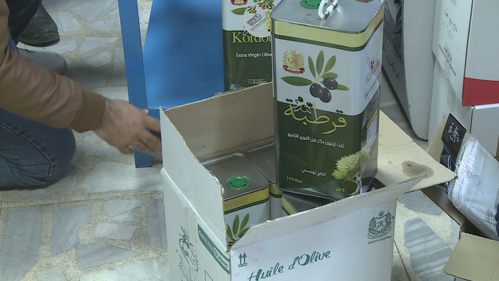 عبوات زيت الزيتون التونسي في المؤسسة الاستهلاكية المدنية. (المملكة)