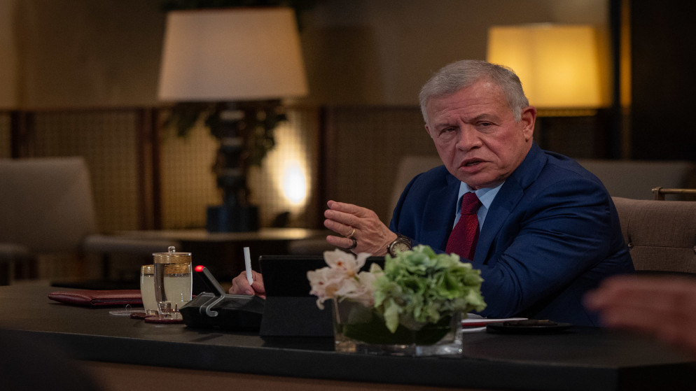 الملك يؤكد أهمية تكثيف الجهود الدولية لخفض التصعيد ووقف الاعتداءات الإيرانية على الدول العربية