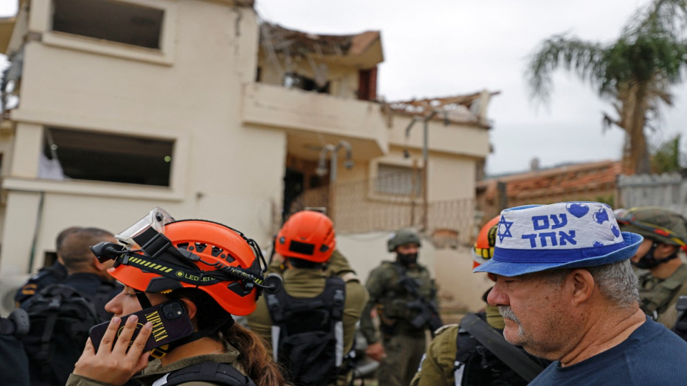 قوات الأمن الإسرائيلية في موقع ضربة صاروخية شنها حزب الله استهدفت منزلاً في بلدة كريات شمونة شمال إسرائيل بالقرب من الحدود مع لبنان .1 أبريل 2026.(أ ف ب)