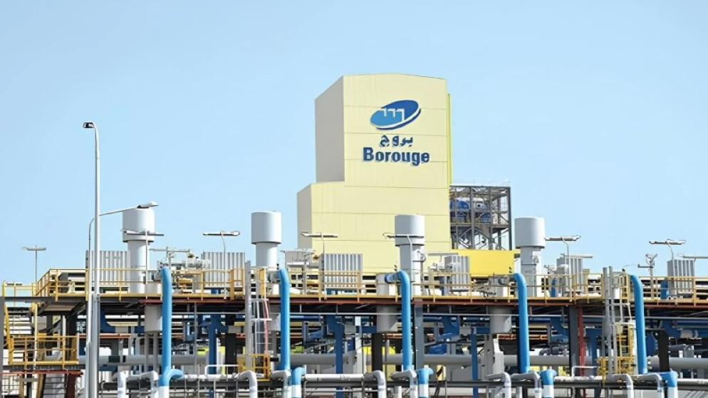 تعليق عمليات مصنع بتروكيماويات في أبو ظبي بعد سقوط شظايا 