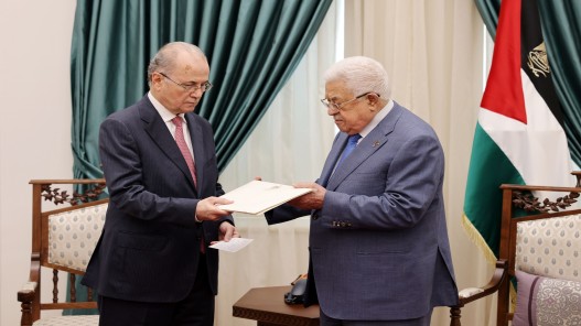 رئيس الوزراء الفلسطيني يشكل حكومة جديدة ويحتفظ بحقيبة وزارة الخارجية لنفسه