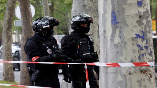  الشرطة الفرنسية تطوق القنصلية الإيرانية في باريس