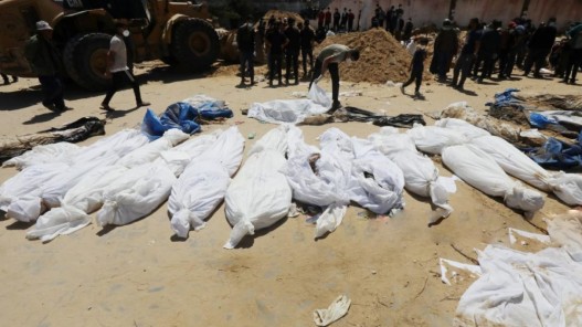 انتشال جثامين أكثر من 310 شهداء من 3 مقابر جماعية بخان يونس خلال 3 أيام