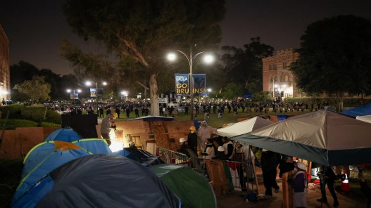  مجموعة كبيرة من الأشخاص تهاجم مخيما مؤيدا للفلسطينيين في جامعة كاليفورنيا 