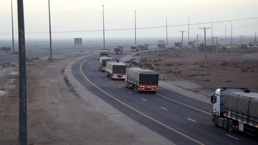 الجيش يسير 13 شاحنة محملة بـ 54,600 طرد غذائي إلى اليمن