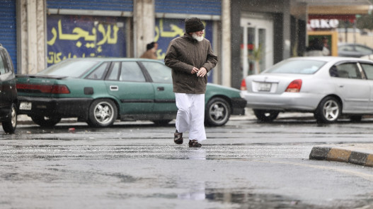 أجواء ماطرة وتحذيرات من تشكل السيول مع تعمق المنخفض الجوي