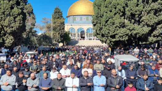  40 ألفا يؤدون صلاة الجمعة في المسجد الأقصى 