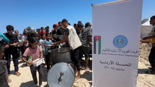  الحملة الأردنية والهيئة الخيرية تسندان آلاف النازحين بالماء والطعام في غزة 