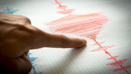  زلزال بقوة 6.7 درجات يضرب قبالة سواحل شرق إندونيسيا 