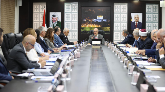  رئيس الوزراء الفلسطيني: العمل جار لتأمين دفعة من الرواتب وبدء العام الدراسي قريبا 