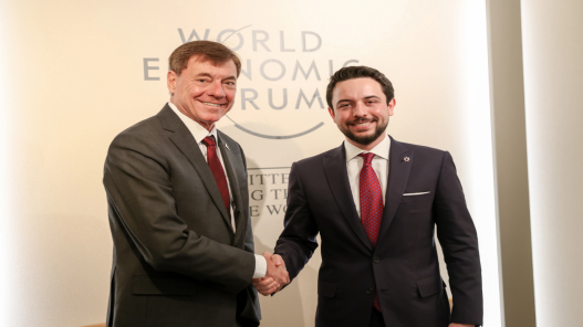 ولي العهد يبحث مع المدير التنفيذي لشركة «إمبراير» فرص تعزيز التعاون في صيانة الطائرات وخدمات الطيران