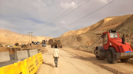 الأشغال: قوة السيول تتسبب بانجراف مقطع من طريق الطفيلة - الكرك