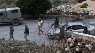 مستوطنون يعتدون على مركبة فلسطيني من كفر الديك