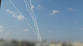 فصائل فلسطينية تطلق رشقة صاروخية باتجاه مستوطنات إسرائيلية في غلاف غزة