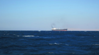 هيئة بحرية بريطانية: سفينة قبالة اليمن أبلغت عن تبادل لإطلاق النار مع زوارق صغيرة