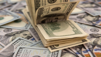 الدولار يتراجع بعد تصريحات تؤشر إلى خفضين آخرين للفائدة