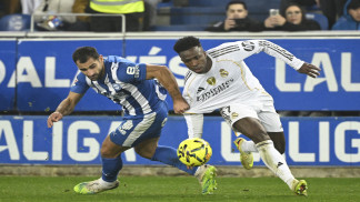 ريال يعيد الفارق مع برشلونة إلى 4 نقاط بفوز صعب على ألافيس في الدوري الإسباني