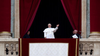 البابا يحض روسيا وأوكرانيا على التحلي بـ"الشجاعة" للدخول في حوار مباشر