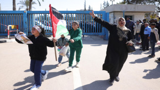 وصول 12 أسيرا محررا إلى مستشفى شهداء الأقصى في غزة