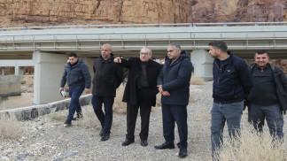 أبو السمن يوجه بتعزيز حمايات مخارج جسري "زرقاء ماعين وشقيق" عقب السيول