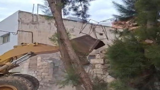 بلدية إربد تزيل بناء مهجورا آيلا للسقوط حفاظا على السلامة العامة