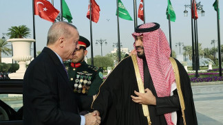 ولي العهد السعودي يلتقي أردوغان في إطار تعزيز التقارب الثنائي