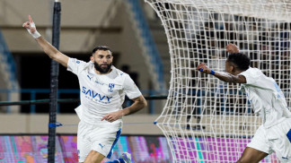 بنزيمة يخطف الأضواء في ظهوره الأول مع الهلال بـ"هاتريك"