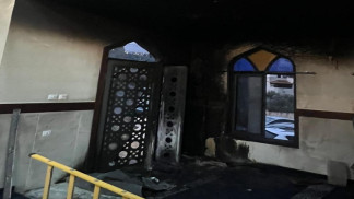 مستوطنون يحرقون مسجدا ويخطون شعارات عنصرية غرب نابلس 