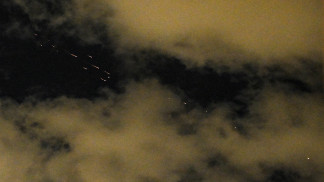 مقتل شخص في وسط إسرائيل جراء سقوط شظايا بعد رصد صواريخ أطلقت من إيران