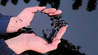 رويترز: الولايات المتحدة تدرس تخفيف العقوبات المفروضة على النفط الروسي