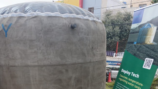 وزارة المياه تركب خزانا خرسانيا لحصاد مياه الأمطار في مبناها