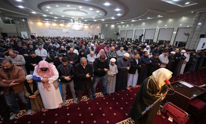 الأردنيون يؤدون صلاة التراويح في مساجد المملكة