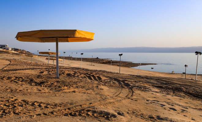 بدء استقبال زوار شاطئ عمّان السياحي في البحر الميت
