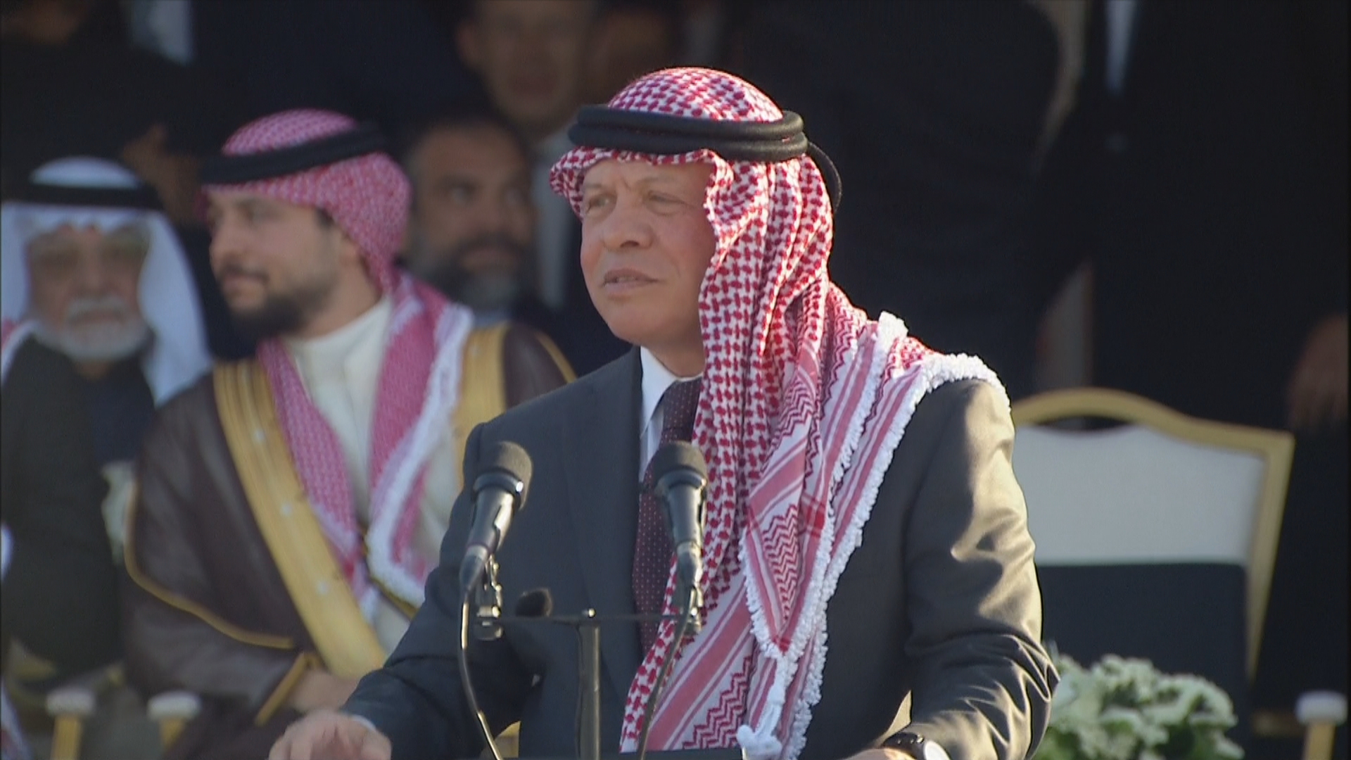 الملك: مضارب الهاشميين عامرة بوجودكم أهلنا وعشيرتنا