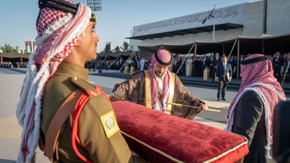 الملك يهدي ولي العهد سيفا هاشميا خلال مأدبة عشاء مضارب بني هاشم