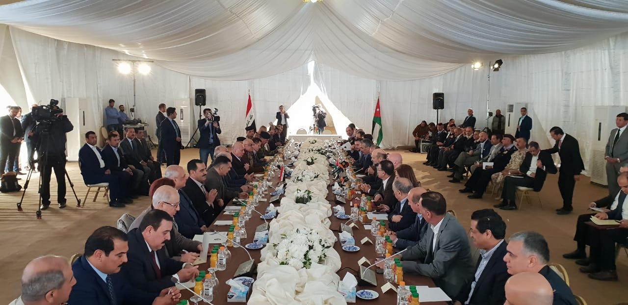 اجتماعات بين الوفدين الأردني والعراقي داخل خيمة في منطقة حدودية بين البلدين. (المملكة)