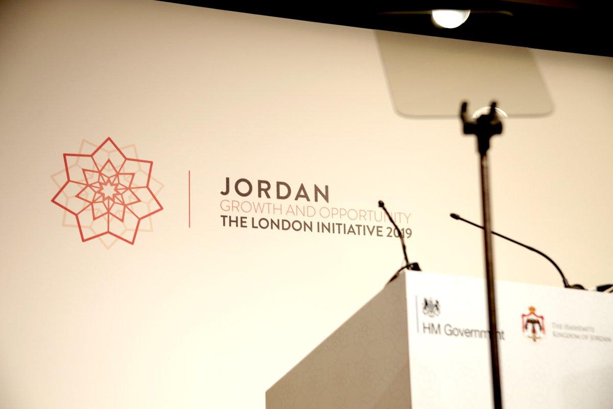 شعار مؤتمر مبادرة لندن لدعم الأردن في قاعة المؤتمرات الذي انعقد فيه المؤتمر في العاصمة البريطانية. (صفحة وزارة التنمية الدولية البريطانية على تويتر)