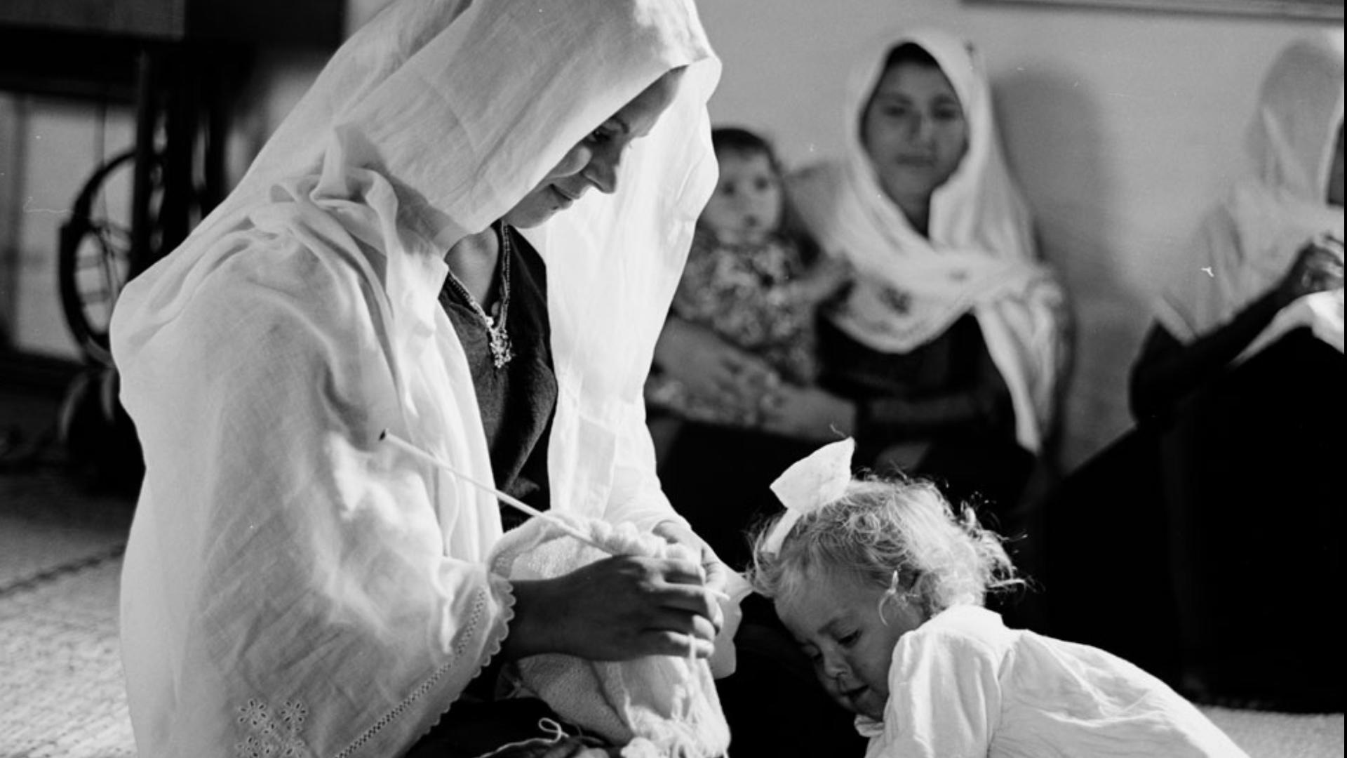 صورة أرشيفية للاجئة فلسطينية في مركز نشاطات نسائية تابع لأونروا في مخيم جباليا في قطاع غزة. (أونروا)