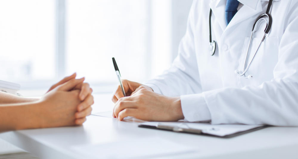 الفاتورة اليومية الإجمالية تتضمن عدد الحالات التي تمت معالجتها والمبالغ المقبوضة. (shutterstock)