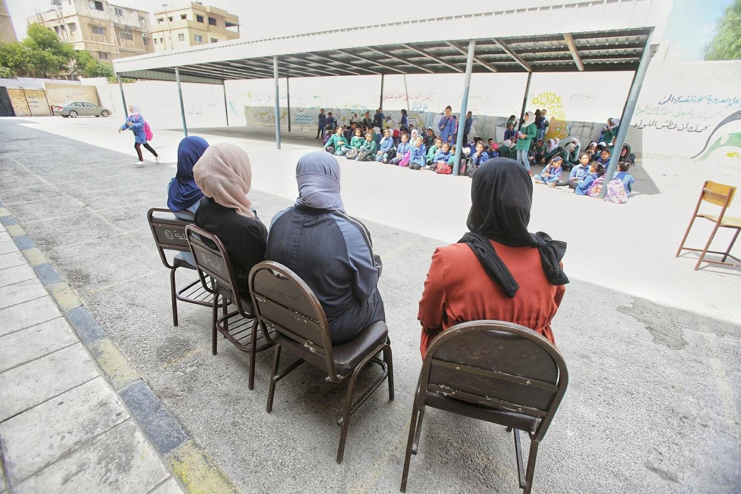 معلمات مشاركات في الإضراب يجلسن أمام طالبات في ساحة مدرسة في شرق عمّان، 8 أيلول/سبتمبر 2019. (صلاح ملكاوي/المملكة)
