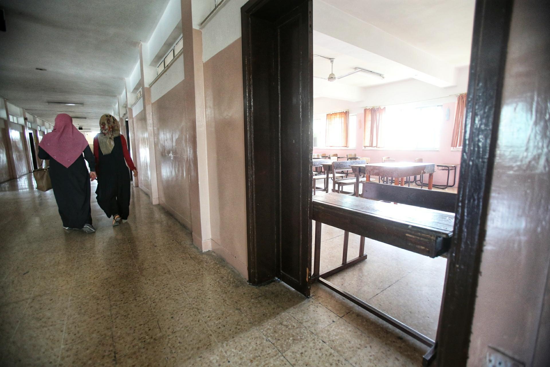 معلمتان في مدرسة للبنات في شرق عمّان، وتظهر غرفة صفية فارغة، 08/09/2019 (صلاح ملكاوي/المملكة)