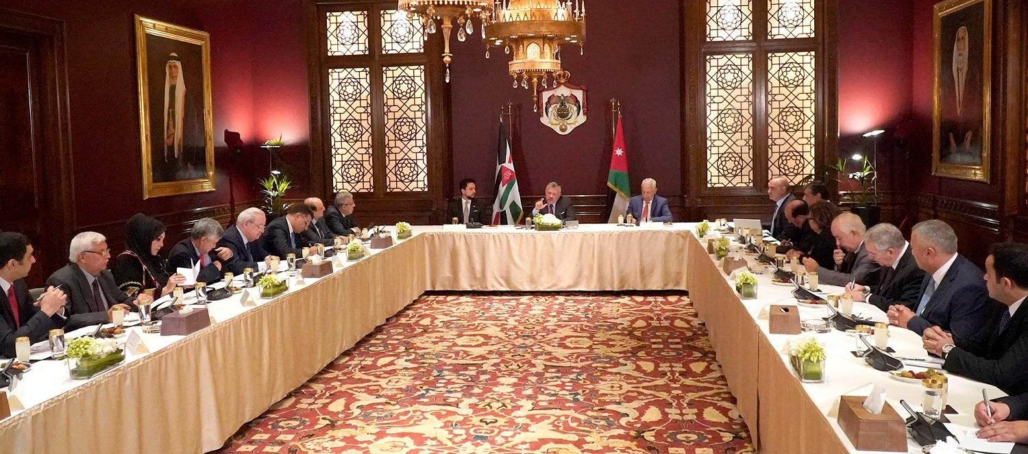 التقى الملك عبدالله الثاني، بحضور سمو الأمير الحسين بن عبدالله الثاني، ولي العهد، شخصيات سياسية واقتصادية وإعلامية، 8 أيلول/سبتمبر 2019. (الديوان الملكي الهاشمي)