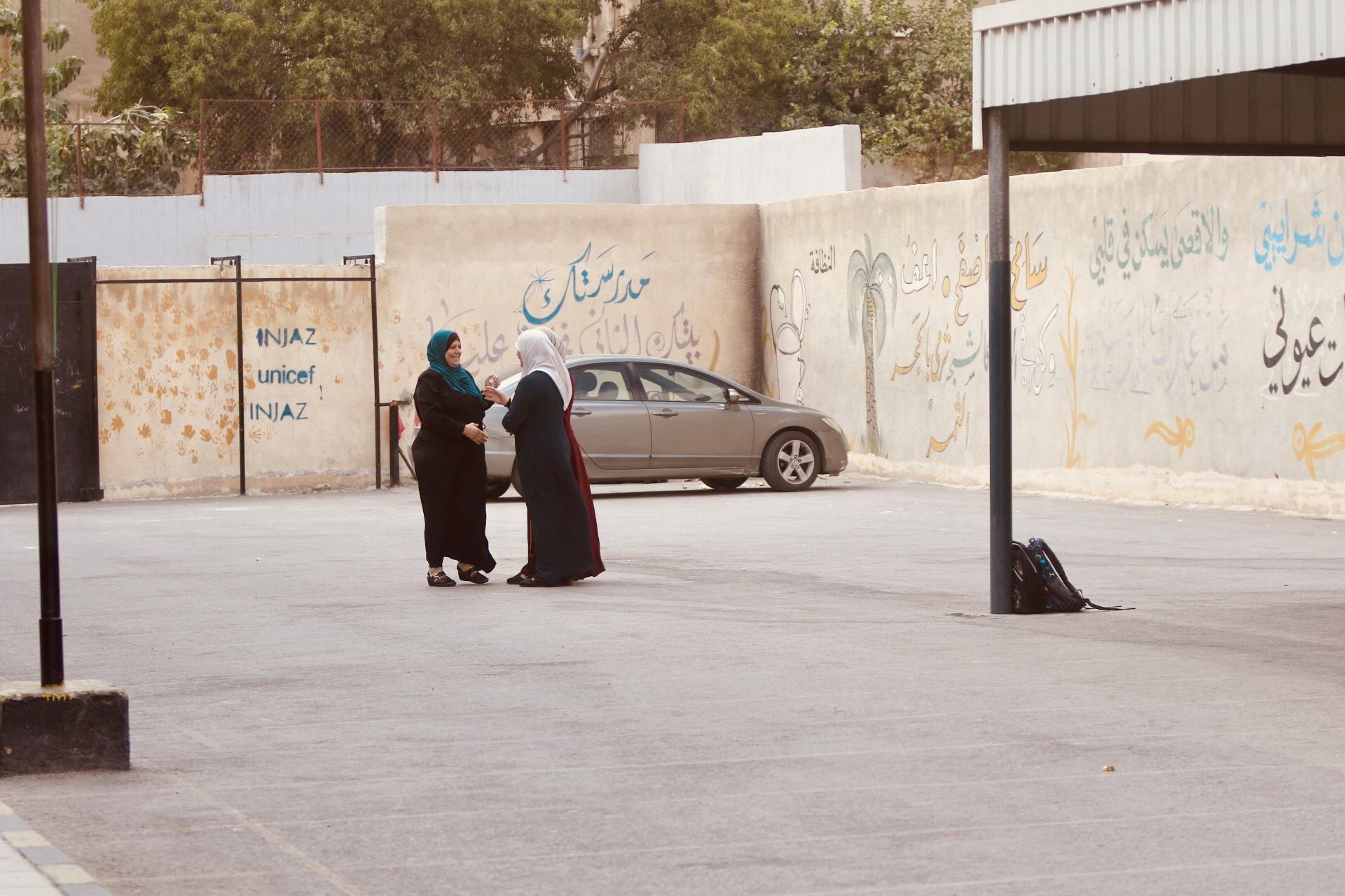 معلمات مشاركات في الإضراب أثناء وجودهن في ساحة مدرسة شرقي عمّان، 8 أيلول/سبتمبر 2019. (صلاح ملكاوي/المملكة)
